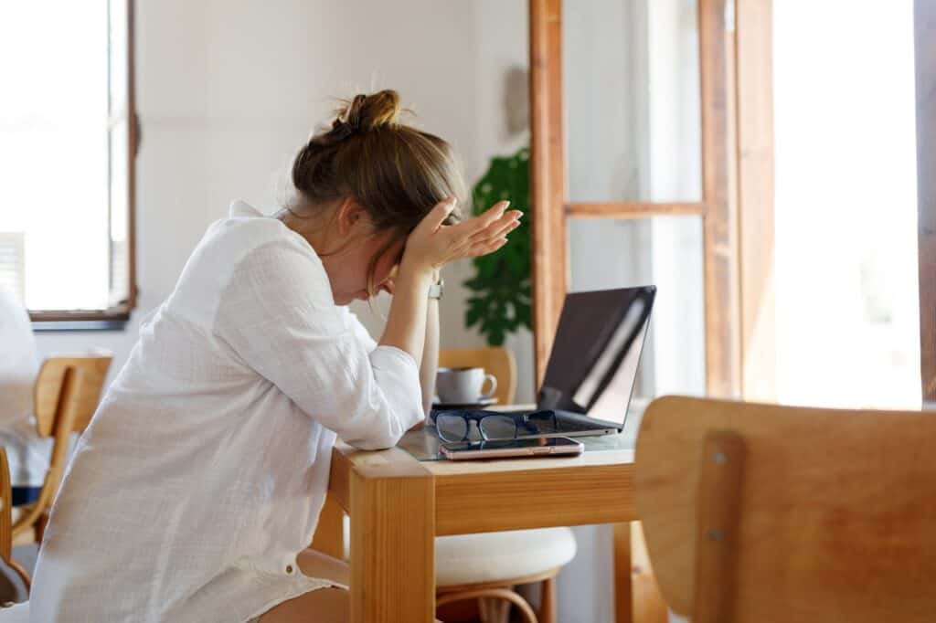 Frustrated business woman feels panic shock after business failure, bad news online